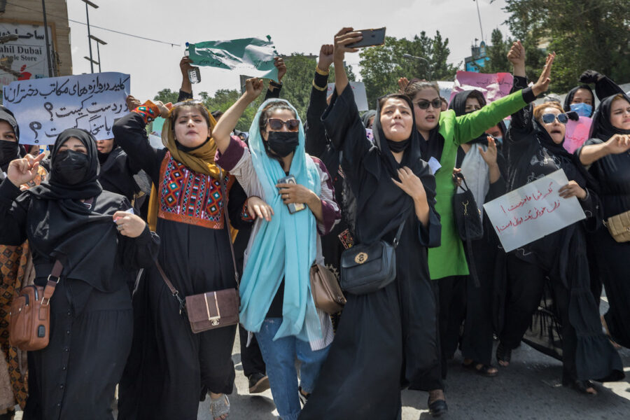 Kvinnor protesterar i Kabul lördag 13 augusti 2022.