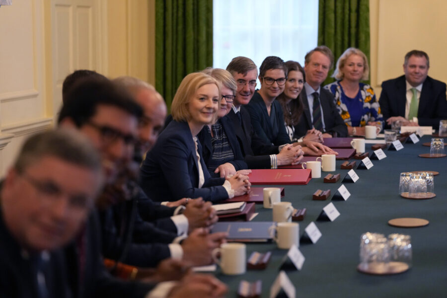 Storbritanniens premiärminister Liz Truss håller sitt första regeringsmöte på Downing street 10 i London, onsdagen den 7 september.