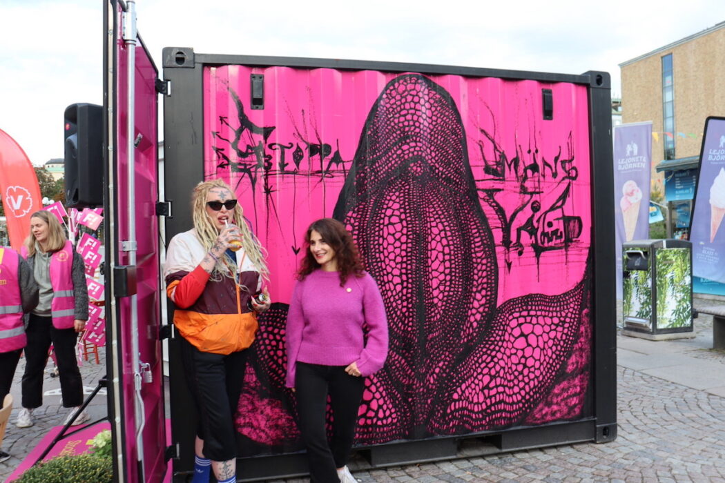 Carolina Falkholt och Paulina Sokolow framför det uppförda konstverket 4 september 2022.