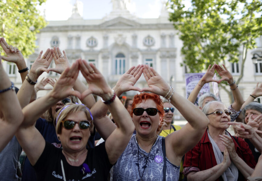 Kvinnor protesterar i samband med att Spaniens högsta domstol fastslog att fem män kända som ”La manada”, är skyldiga till våldtäkt.
