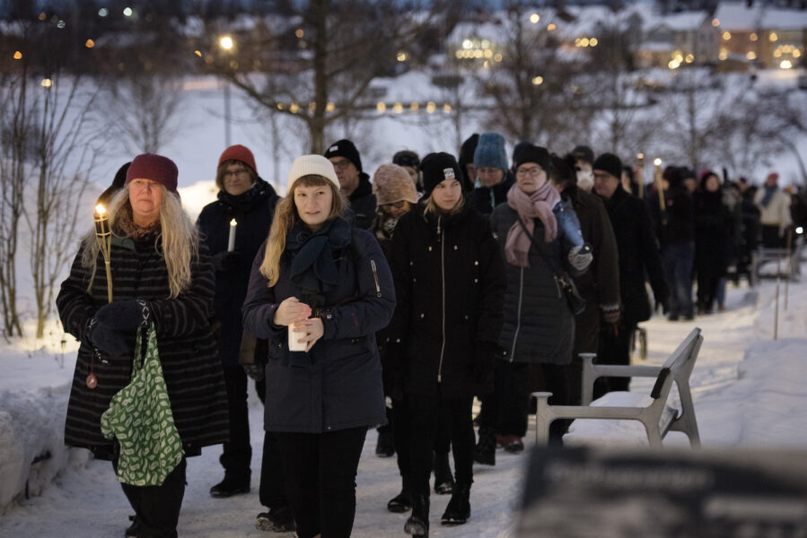 Deltagare i fackeltåg för #metoo-upprop i Umeå.
