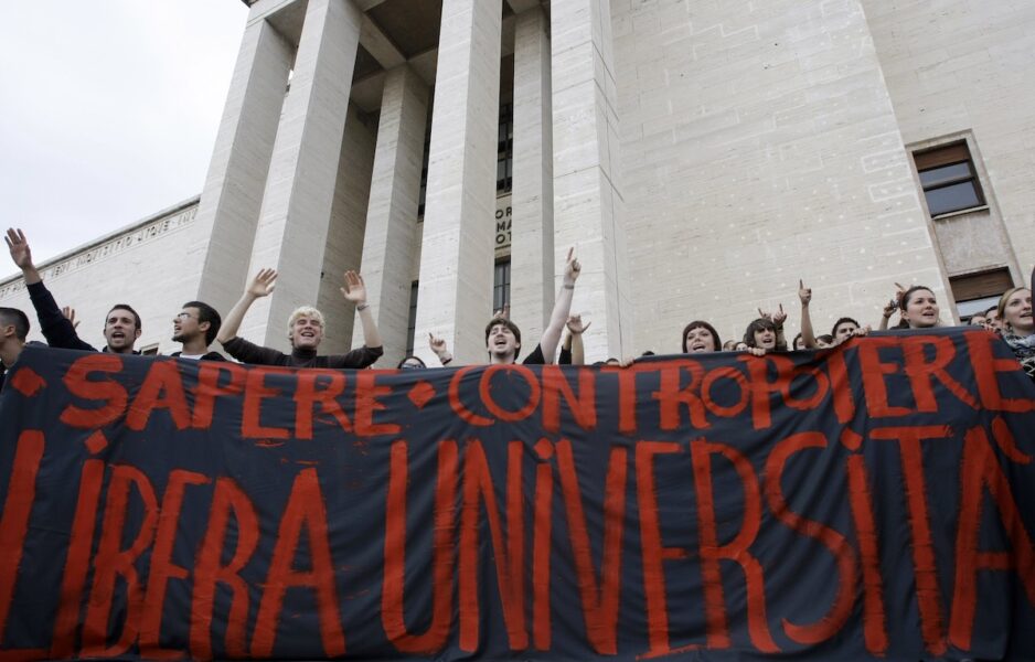 Studentprotest på Sapienzauniversitetet mot Silvio Berlusconis politik 2008.