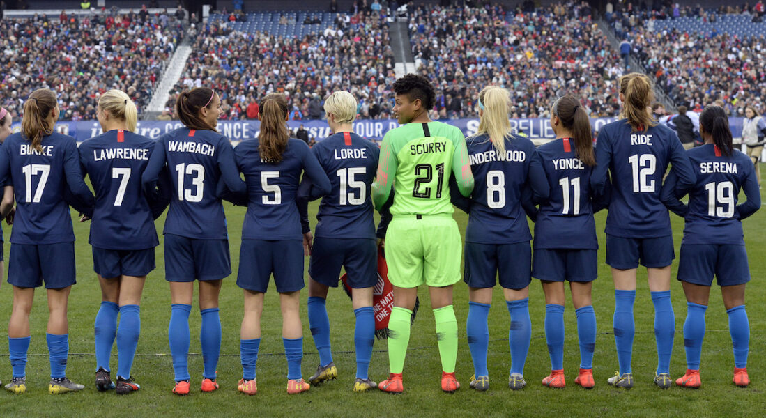 Det amerikanska fotbollslandslaget har tröjor med namn på kvinnor som inspirerat dem innan en match mot England i Nashville, Tenn.