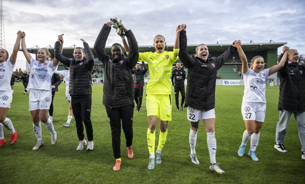 Rosengårds målvakt Somea Polozen (i gult) då laget firar efter fotbollsmatch i damallsvenskan mellan Kristianstads DFF och FC Rosengård på Kristianstads Fotbollsarena 23 oktober 2022.