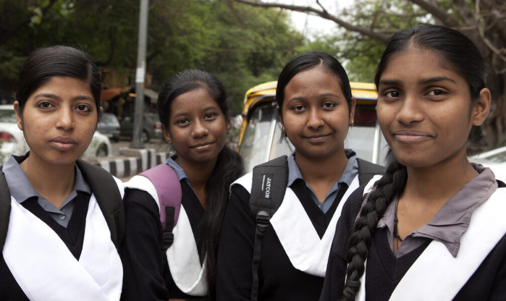 Fyra unga kvinnor och en ung man i ett området RK Puram i södra Delhi på väg hem från skolan.