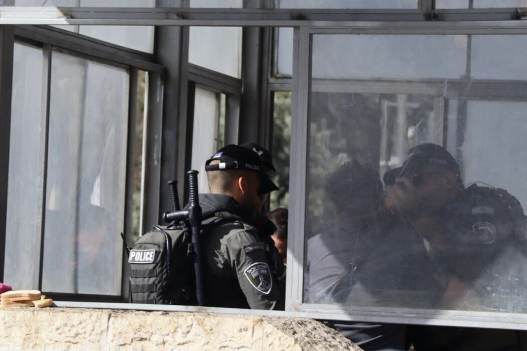 Gränspolisen misshandlar en ung palestinsk man i båset vid Damaskus Gate i Gamla staden,ockuperade östra Jerusalem