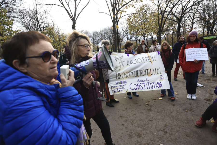 Kvinnorättsaktivister utanför nationalförsamlingen i Paris när förslaget att införa abort i konstitutionen debatterades 24 november 2022.