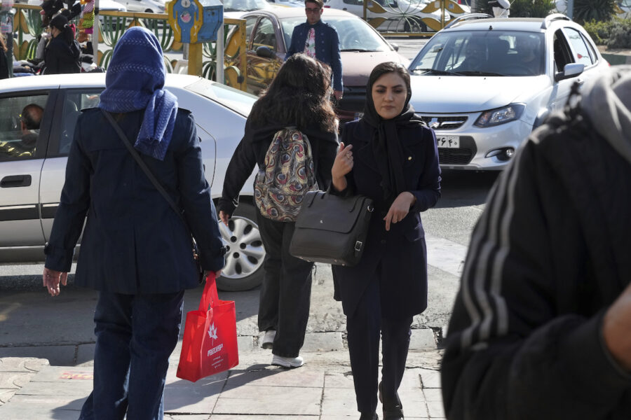 En ung kvinna utan huvudsjal i Teheran, Iran, Monday, 14 november 2022.