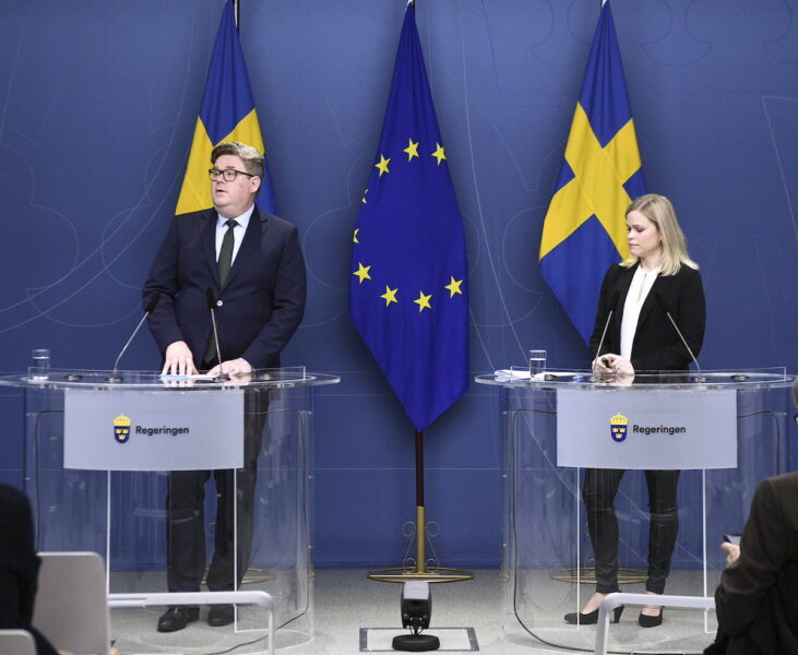 Justitieminister Gunnar Strömmer (M) och jämställdhetsminister Paulina Brandberg (L) under pressträff där de presenterar regeringens insatser för att bekämpa våld mot kvinnor, 25 november 2022.