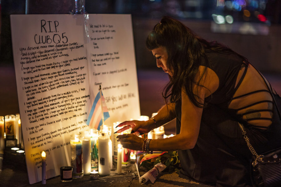 Människor tänder ljus för offren för skjutningen inne på Club Q i Colorado Springs på söndagen 20 november 2022.