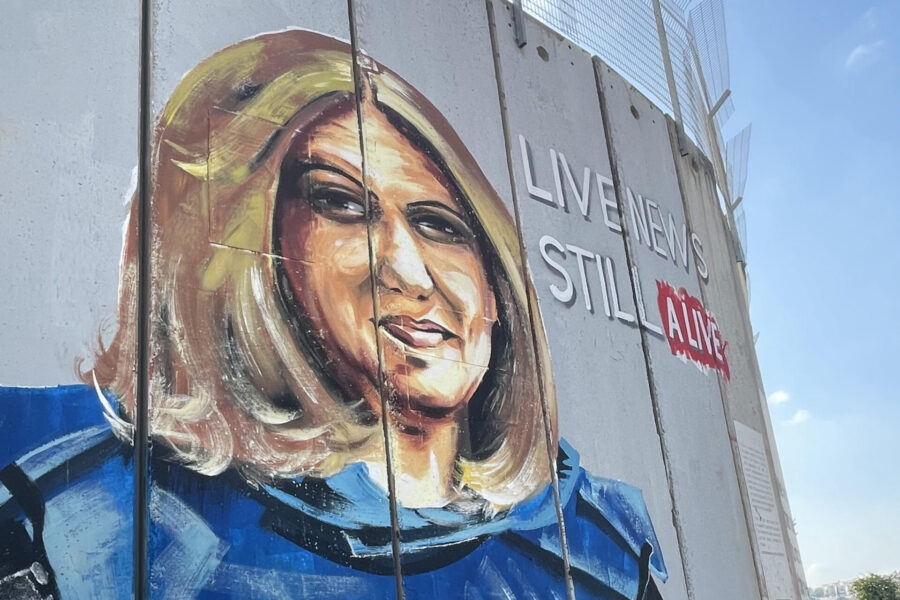 Gatumålning av den palestinsk-amerikanska journalisten Sherin Abu Akleh som mördades i tjänsten av israelisk militär i maj 2022.