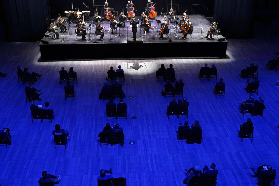 Essa-Pekka Salonen leder New York Philharmonic 14 april 2021 New York- första konserten inför publik sedan coronapandmin bröt ut 10 mars, 2020.