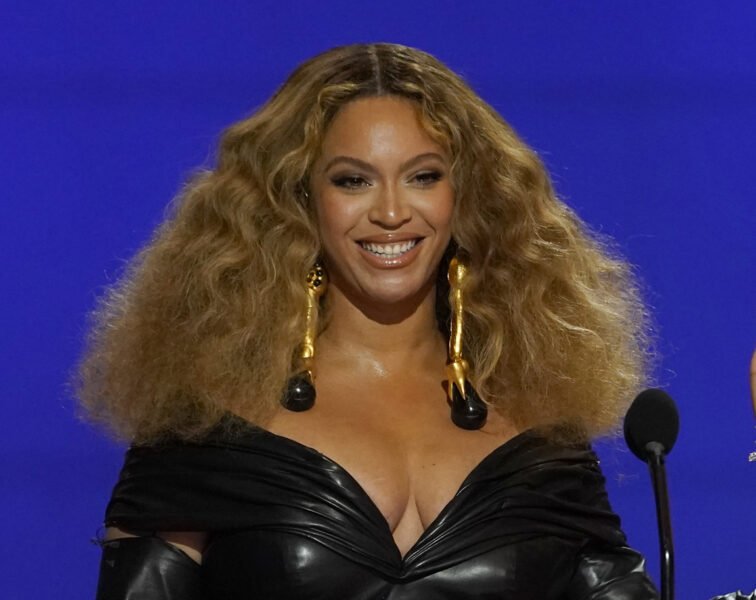 Beyonce på den Grammisgalan i Los Angeles 2021.