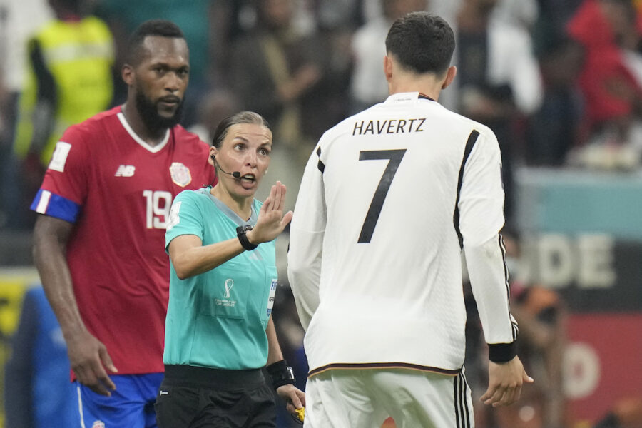 Domaren Stephanie Frappart under fotbolls-VM matchen mella Costa Rica och Tyskland i Qatar.