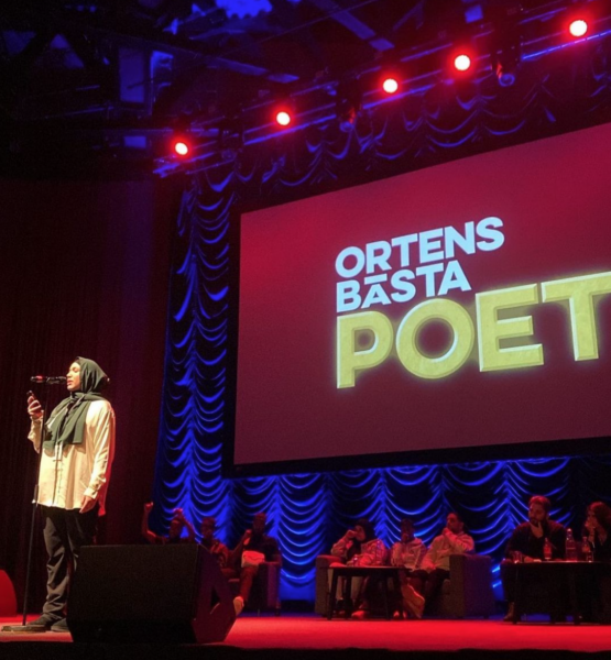 Vinnare av Ortens bästa poet 2022 Zeinab Dhahad på scen under finalen i Örebro.