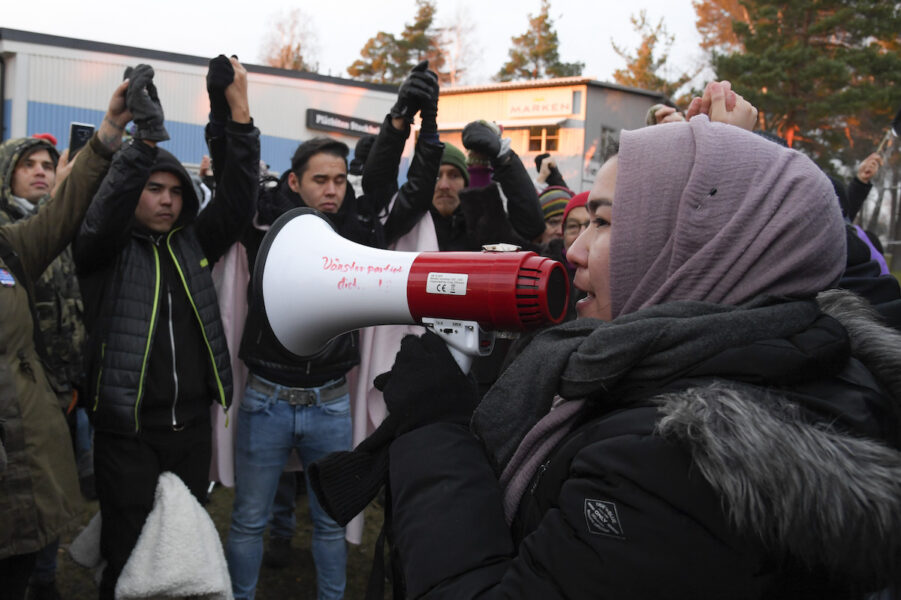 Fatemeh Khavari demonstrerar tillsammans med aktivister utanför Migrationsverkets lokaler i Märsta för att försöka stoppa en väntad utvisning av ett 50-tal personer till Afghanistan i november 2018.