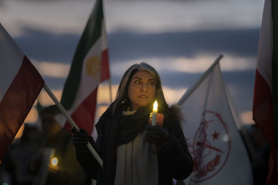 Shokoh Nasab, från Kalifornien i en stödmanifestation för de som dödats i samband med protesterna i Iran.