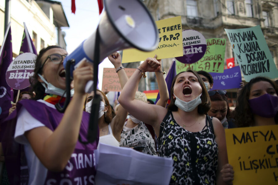 Protester mot regeringen i Istanbul efter att Turkiet dragit sig ur Istanbulkonventionen 1 juli 2021.