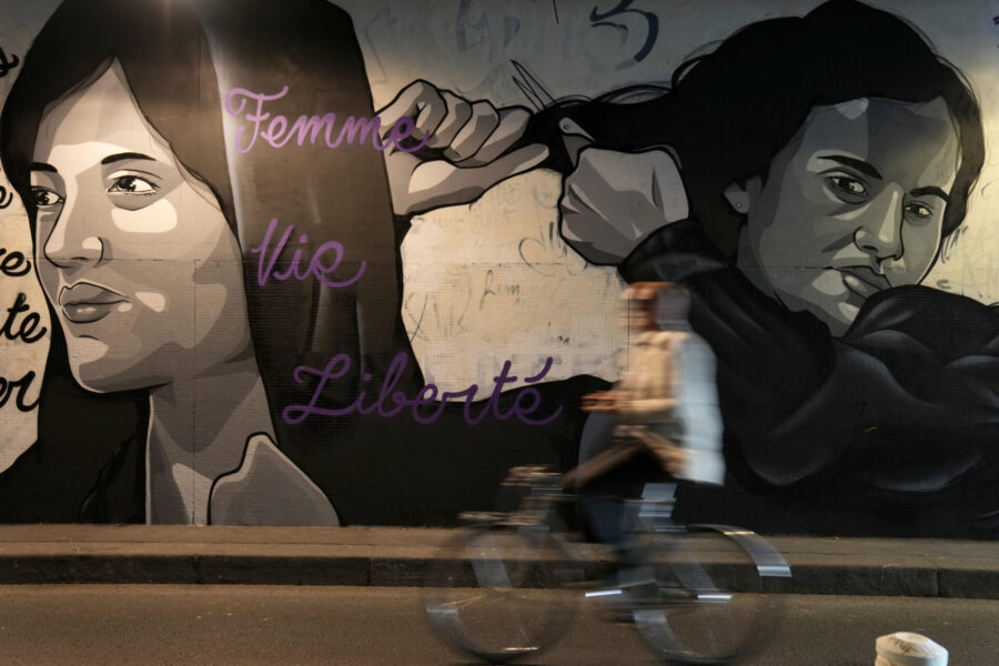 Väggmålning signerad av Clacks-one och Heartcraft_Street art, till stöd för för iranska demonstranter i en tunnel i Paris.