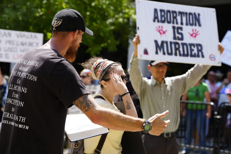 Protester utanför South Carolina delstatshus 7 juli 2022 i Columbia, samma dag som lagstiftare övervägde nya restriktioner för abort i kölvattnet av den amerikanska högsta domstolens beslut som upphävde Roe mot Wade.