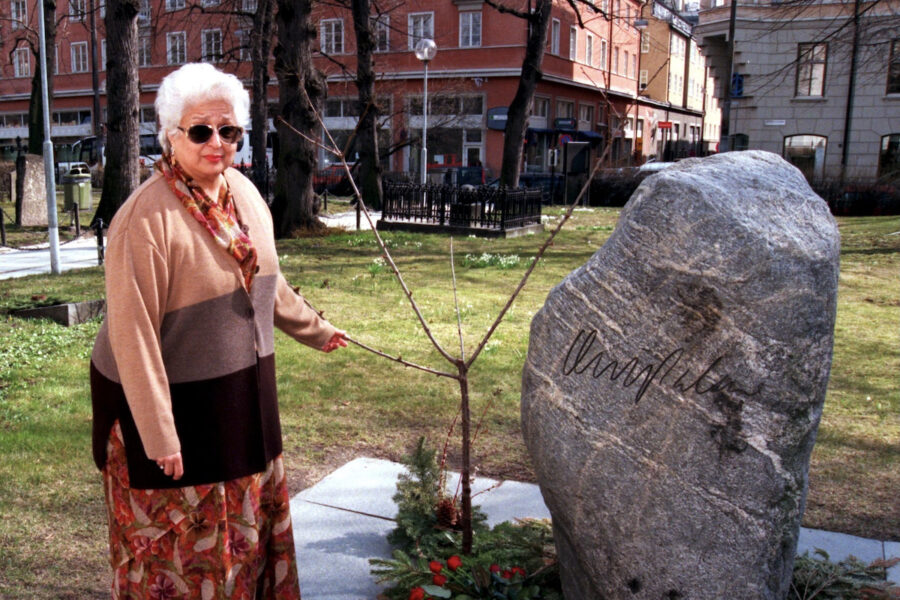 Talman Frene Ginwala lägger ner blommor på Olof Palmes grav i Stockholm 1998.