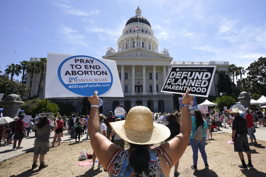 Abortmotståndare demonstrerar i Sacramento, Kalifornien den 22 juni 2022.