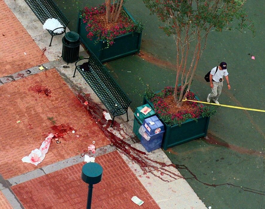 En utredare passerar nära platsen för explosionen under sommar-OS i Atlanta 1996 då två personer dödades