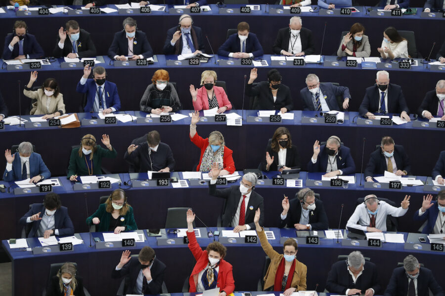 Omröstning i EU-parlamentet för minskade löneskillnader mellan könen 5 april 2022.