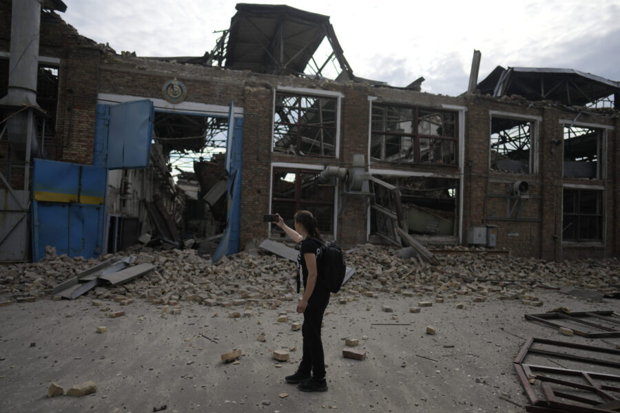 En journalist tar ett foto av en järnvägsanläggning som drabbats av ett ryskt missilangrepp i Kiev, Ukraina, söndagen den 5 juni 2022.