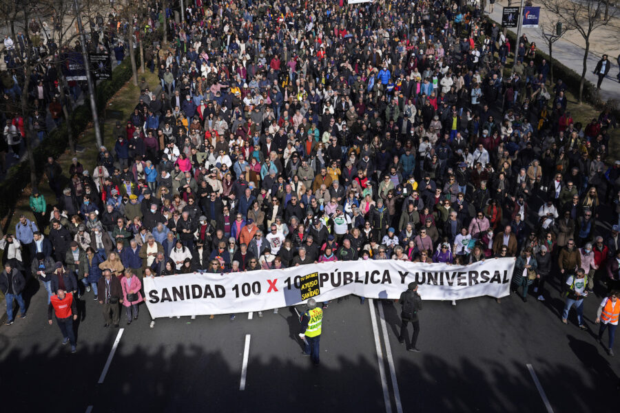 Demonstrationer till stöd för sjukvården i Madrid i Spanien söndag 12 februari 2023.