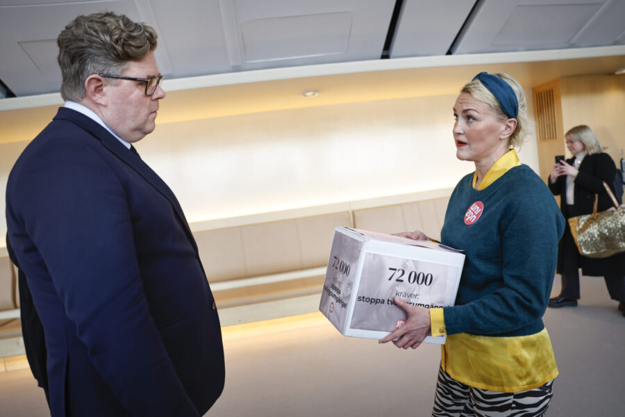 Justitieminister Gunnar Strömmer tar emot en namninsamling med krav på stopp för tvångsumgänge, av Olga Persson, ordförande i Unizon.