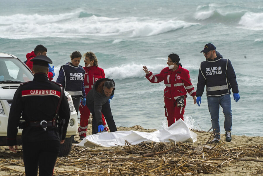 Räddningsarbetare efter dödsolyckan med minst 59 döda migranter efter att båten de färdades på förliste utanför Kalabrien, Italiens kust natten till söndag 26 februari 2023.