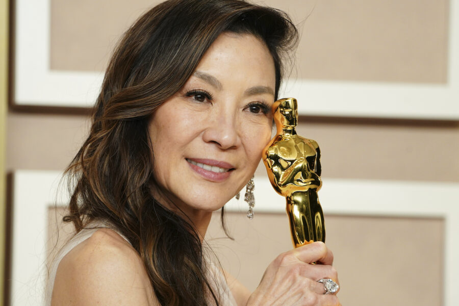 Michelle Yeoh vann en Oscar för bästa kvinnliga huvudroll på Oscarsgalan 2023 för sin roll i filmen Everything Everywhere All at Once.