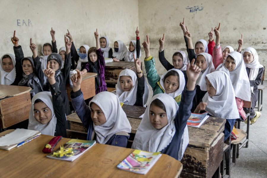 Afghanska skolflickor på årets första skoldag 25 mars 2023.