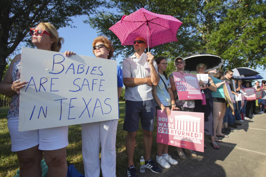 Anti-abort demonstranter i utanför Planned Parenthood i Houston, efter att USA:s högsta domstol upphävde Roe mot Wade.