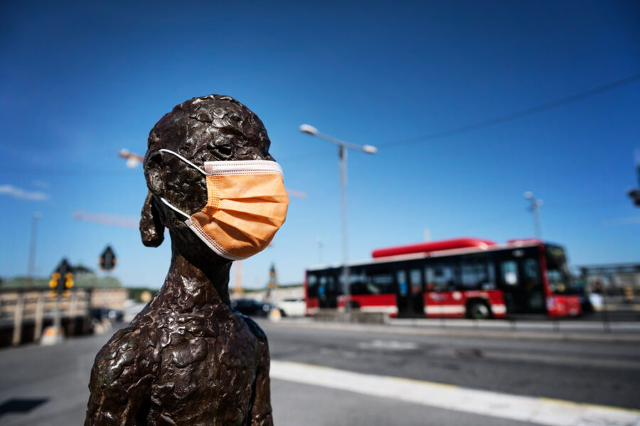 Lena Cronqvists skulptur "Flickor" har försetts med munskydd.