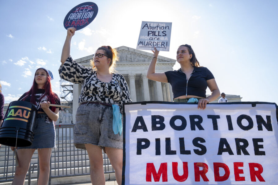 Anti-abort demonstranter utanför Högsta domstolen i USA, fredagen den 21 april.
