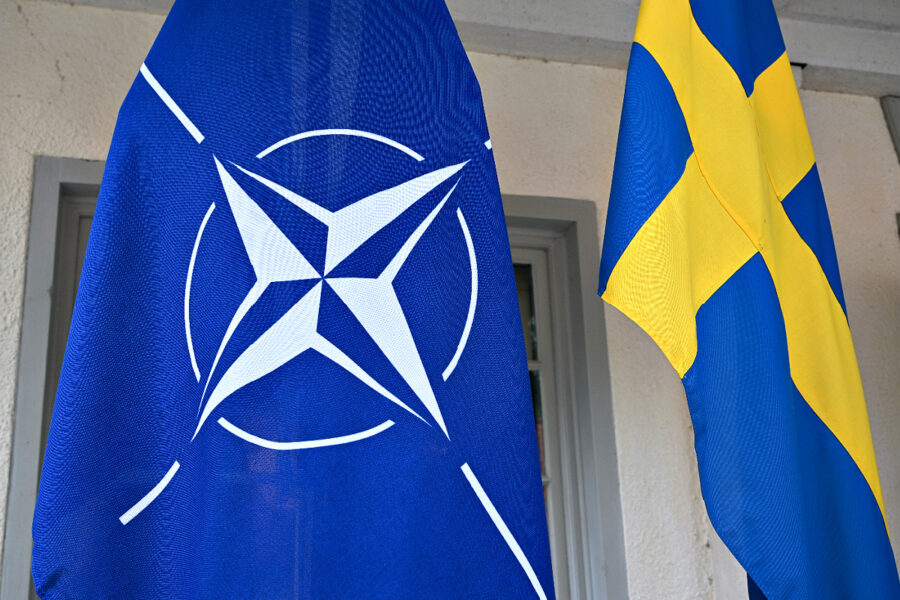  Natos flagga och Sveriges utanför Harpsund när statsminister Magdalena Andersson (S) tog emot Natos generalsekreterare Jens Stoltenberg 2022.