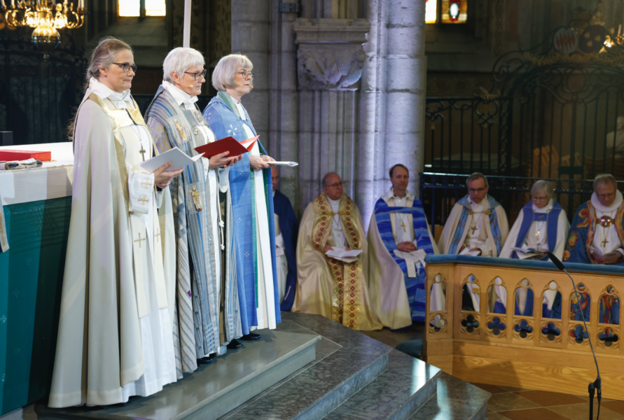 Avgående ärkebiskop Antje Jackelén (mitten), biskop Karin Johannesson (tv) och domprost Annica Anderbrant under högmässa i Uppsala domkyrka 30 oktober 2022, där ärkebiskopen lägger ned staven och korset i samband med att hon går i pension.