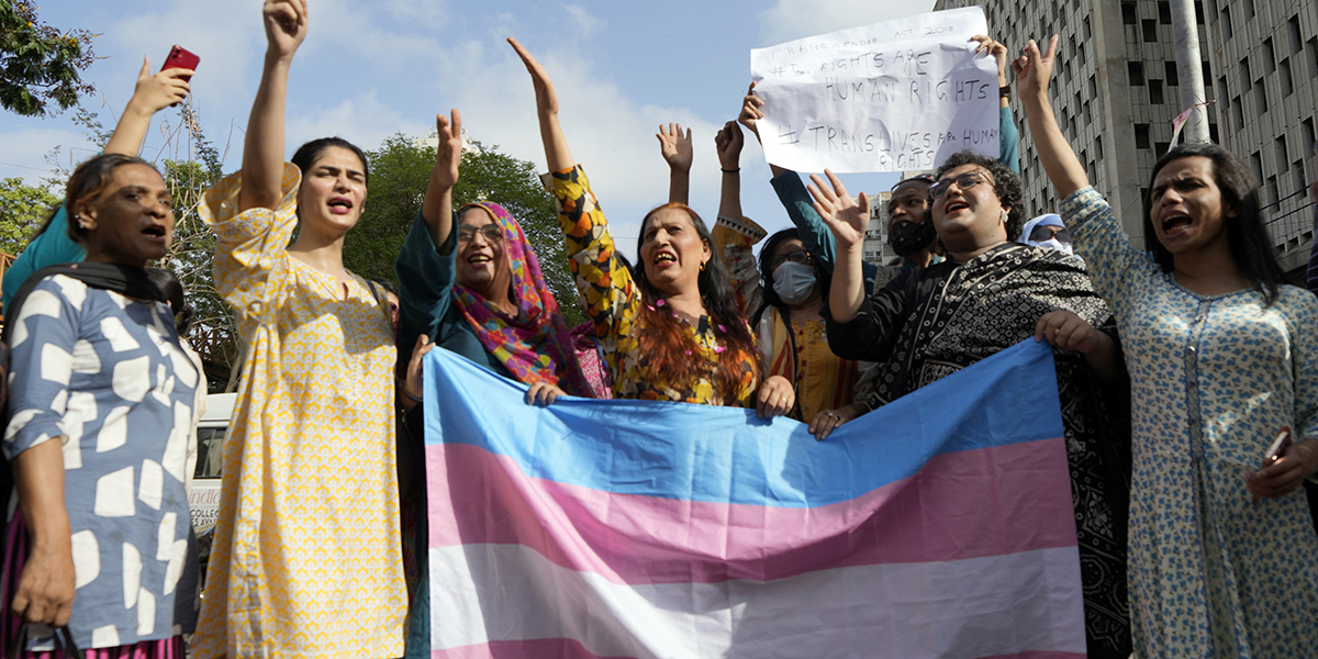 Transpersoner i Pakistan under en protest i Karachi, lördagen den 20 maj 2023.