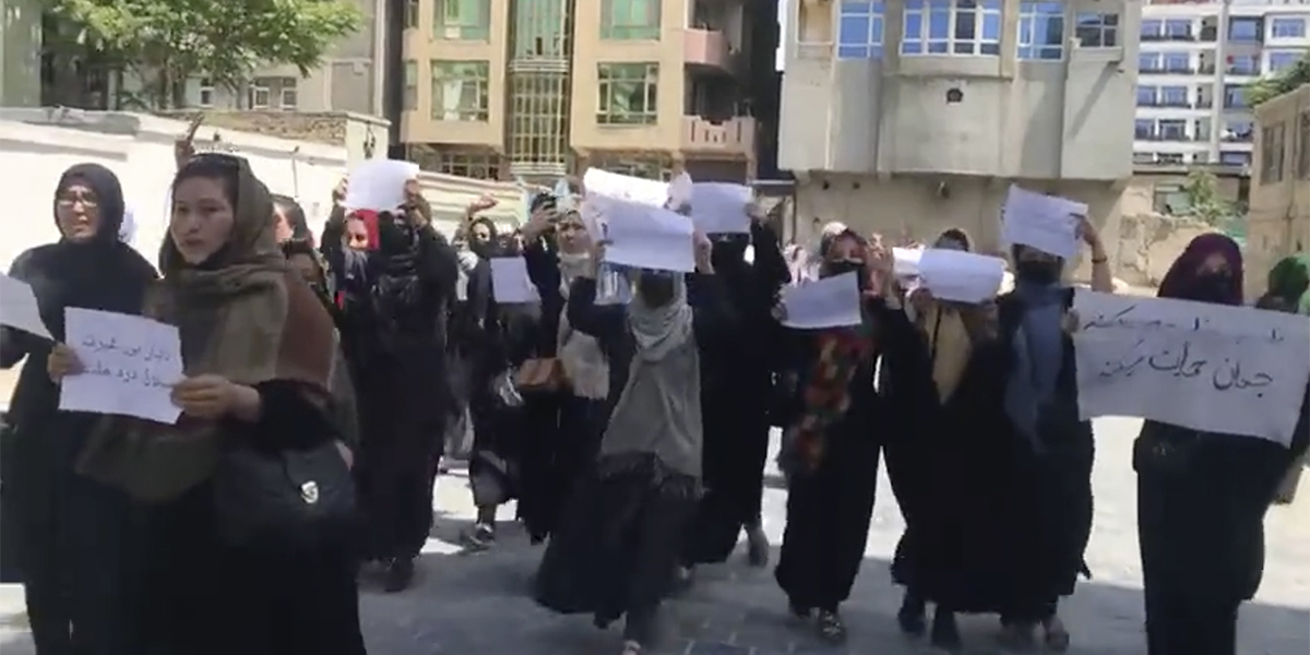 Kvinnor samlades till en demonstration mot talibanstyret och det internationella samfundet som godkänner det, i huvudstaden Kabul  lördagen 29 april 2023.