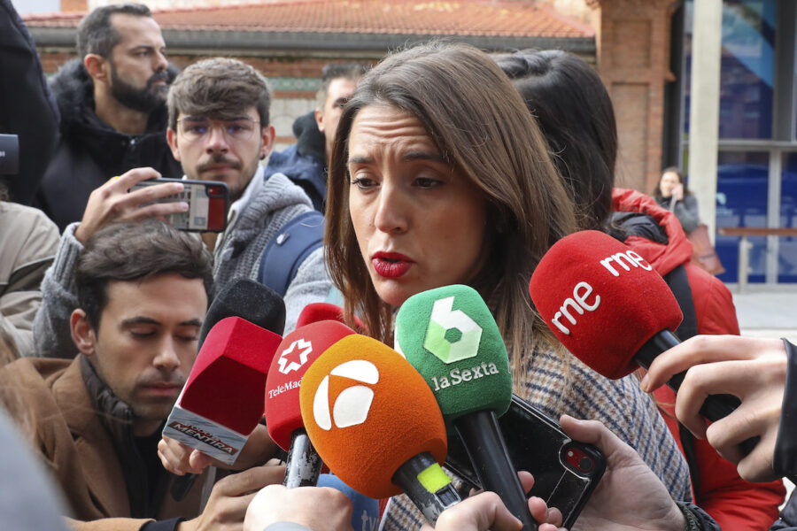 Spaniens jämställdhetsminister, Irene Montero, anklagade spanska domare för machomän efter att flera dömda sexualbrottslingar fått sänkta straff.