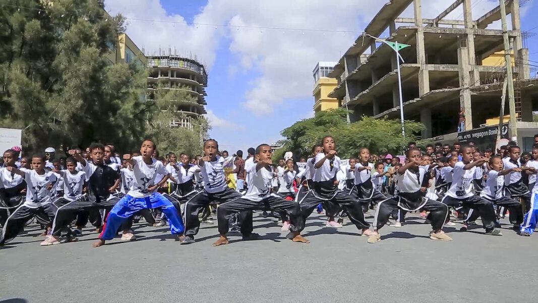 Skolbarn i en parad i Tigray Etiopien, 26 november 2022.