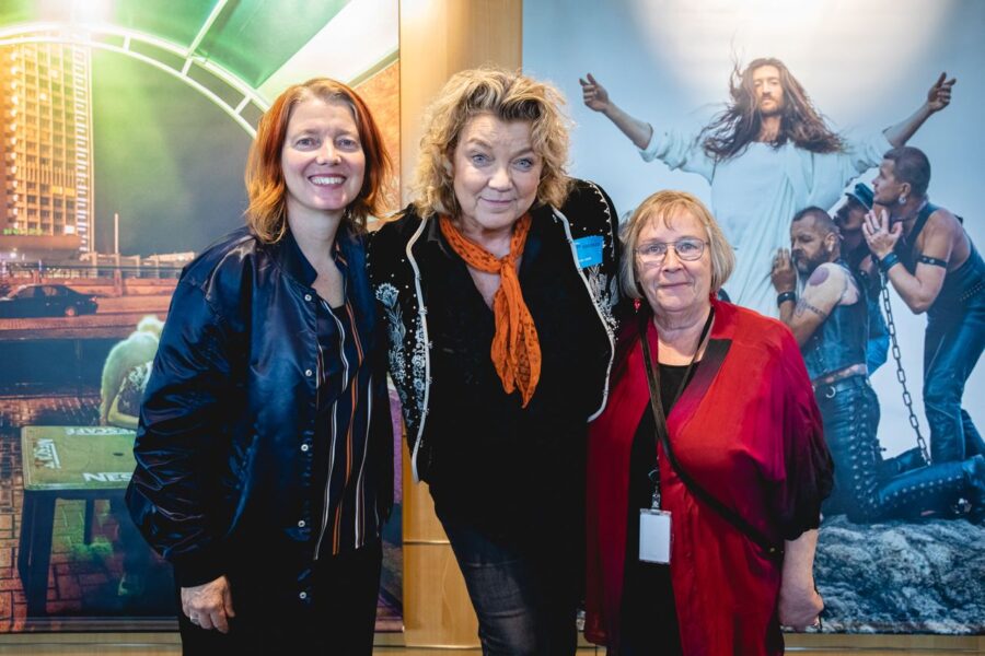 Malin Björk, Elisabeth Ohlson och Marianne Eriksson vid vernissaget till Elisabeth Ohlssons utställning i EU-parlamentet.