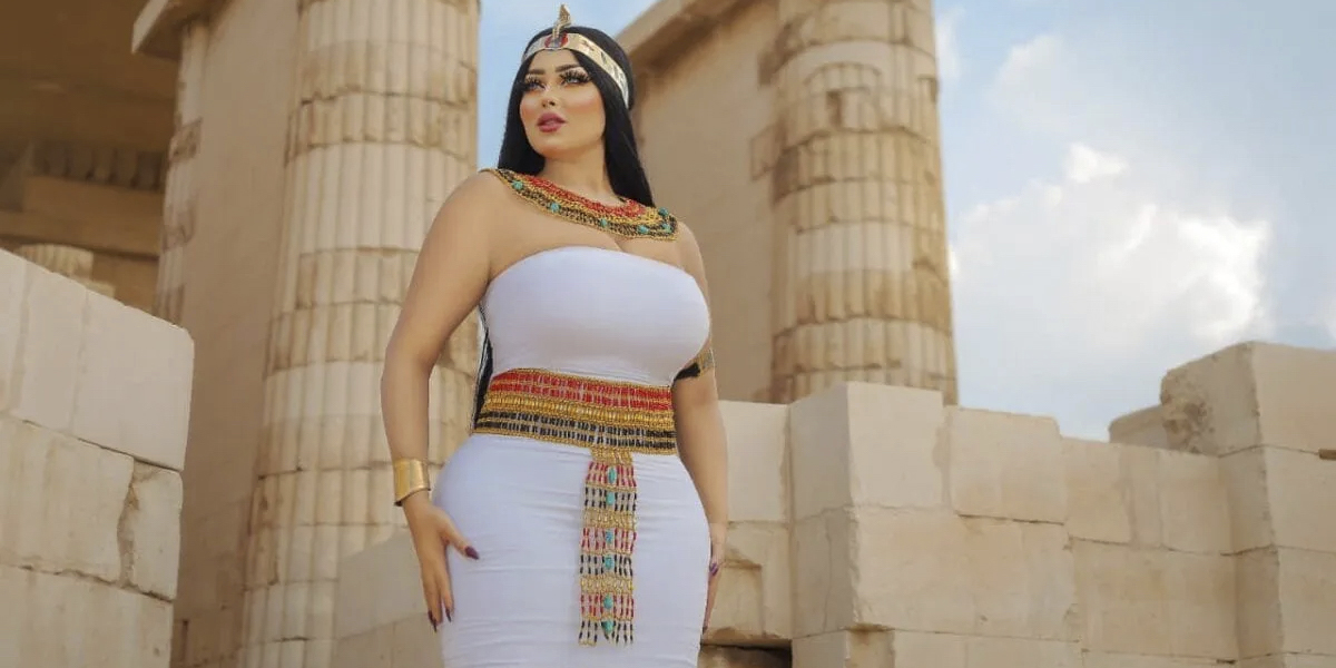 År 2020 greps Salma Elshimy efter att ha tagit fotografier av sig själv i en forntida egyptisk klänning framför pyramiden i Djoser i det arkeologiska området Saqqara.