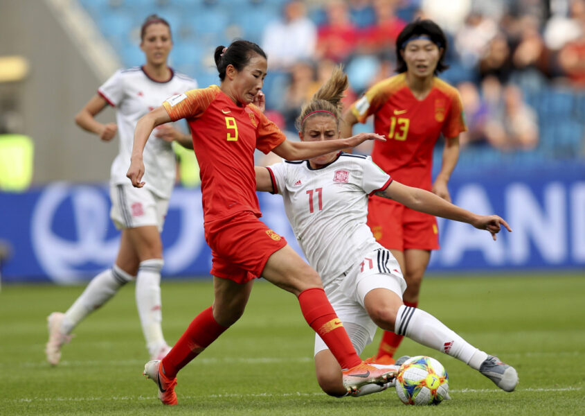 Spaniens Alexia Putellas, mitten, utmanar Kinas Yang Li, tvåa till vänster, under VM för damer 2019.