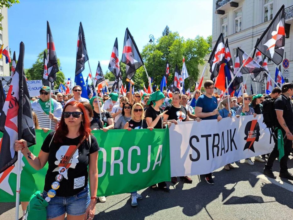 Demonstrationer i protest mot högerregeringen i Polen 4 juni 2023, i vilka kvinnorättsrörelsen deltog