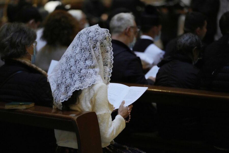 Färre katolska kvinnor går i kyrkan.