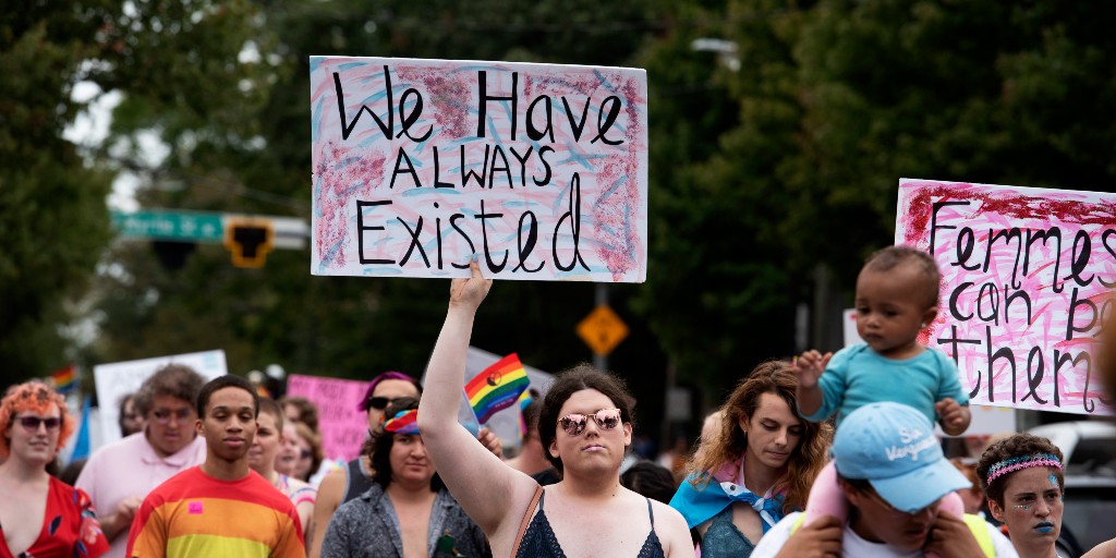 Transpersoner, ickebnära och allierade demonstrerar för transpersoners rättigheter under Pride i Atlanta 2019.