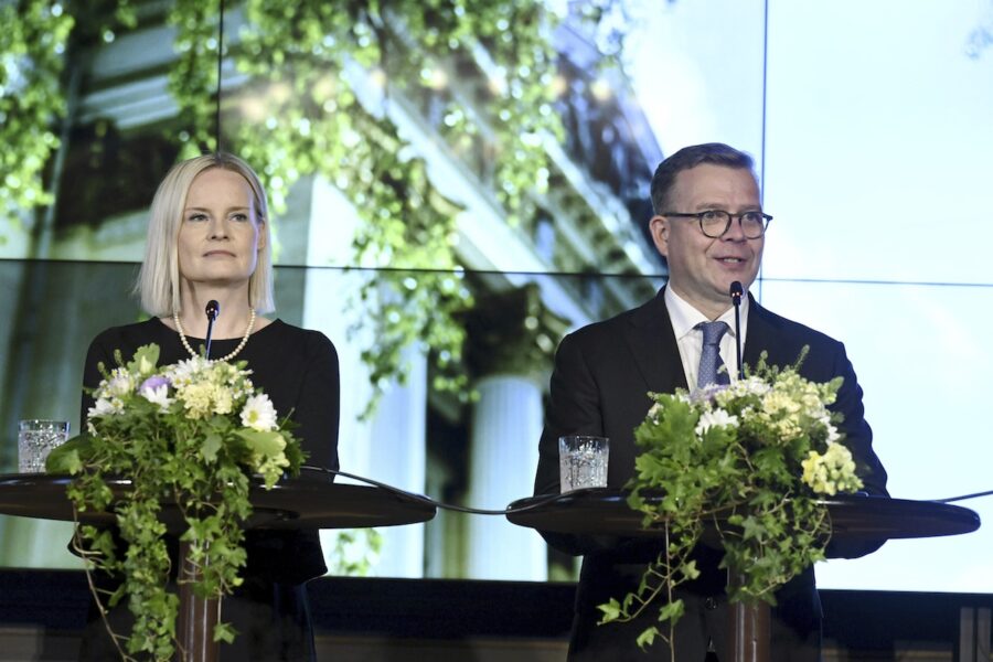 Premiärminister Petteri Orpo och finansminister Riikka Purra är hårt pressade på grund av kritik mot finansministerns tidigare rasistiska uttalanden.
